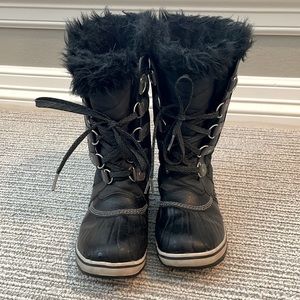 Sorel girls Joan of Ark books size 4, can fit womens 5.